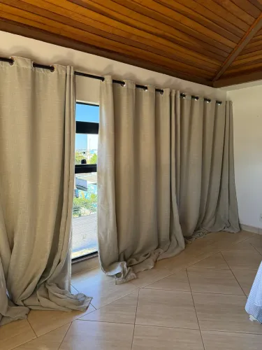 Cortinas grandes de linho com forro blackout