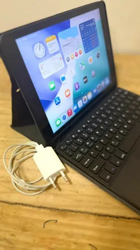 iPad 9ª Geração 64GB + Teclado com Touchpad e Capa