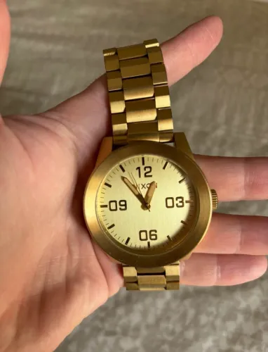 Relógio Nixon banhado a ouro