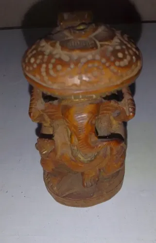 Escultura indiana representando deus Ganesh madeira entalhada á mão de origem indiana