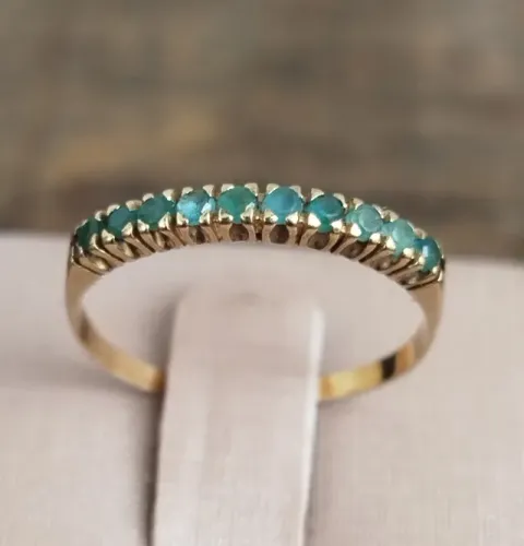 meia aliança , esmeraldas, ouro 18k750 aro 15