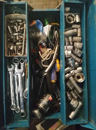Vende-se caixa com ferramentas