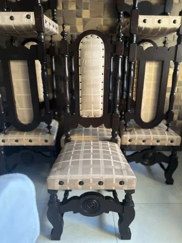 Cadeira Colonial em Madeira Maciça Estofada - Clássica e Elegante