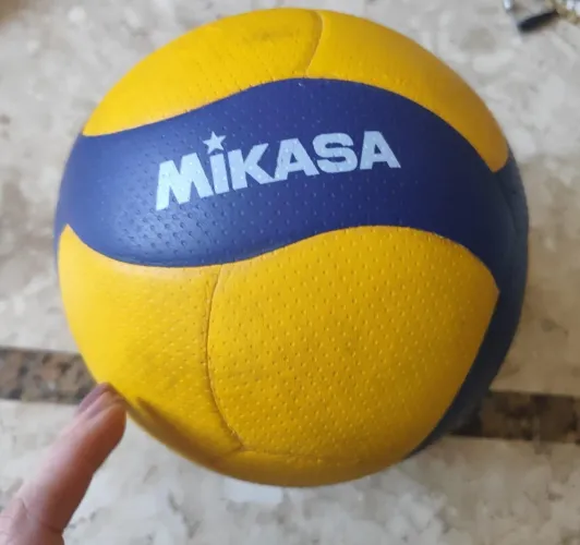 Bola vôlei Mikada V200 W + bomba bola + joelheira ortopédica+ dados sorteio de times