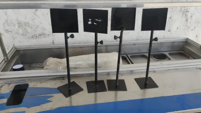 Placas de ferro para preços. Valor: 15,00 reais cada.