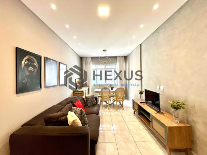 Apartamento reformado com varanda na quadra mar da Praia das Pitangueiras, Guaruja