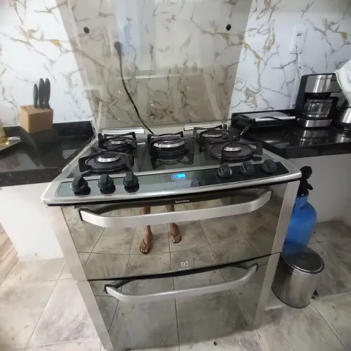 Vendo uma geladeira e um fogão