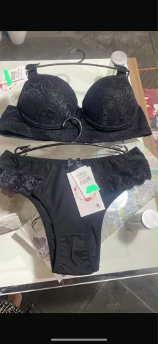 Conjunto sutiã de bojo calcinha de renda preto tamanho M