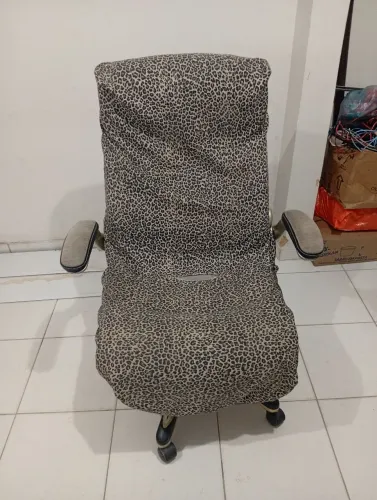 Cadeira para escritório em condição de uso.