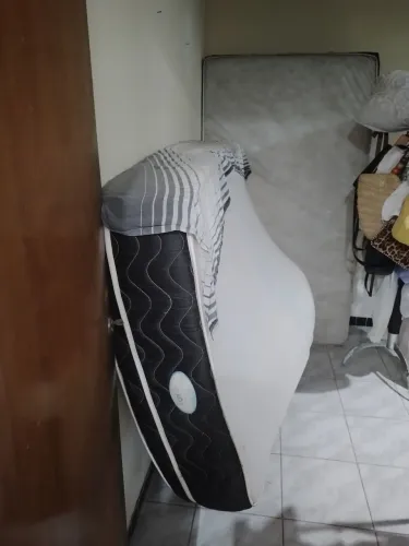 Cama em ótimo estado de conservação