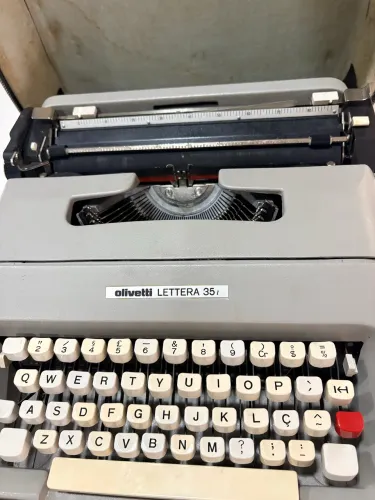 Máquina escrever Olivetti Lettera 35 i