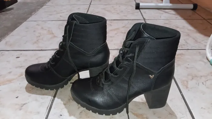 Coturno feminino preto
