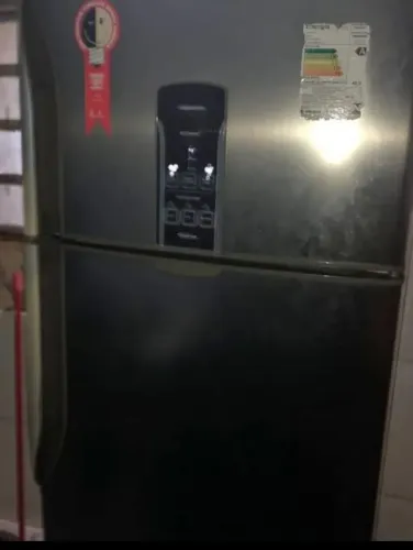 Vendo geladeira com defeito não gela deve ser o gás pra quem conserte