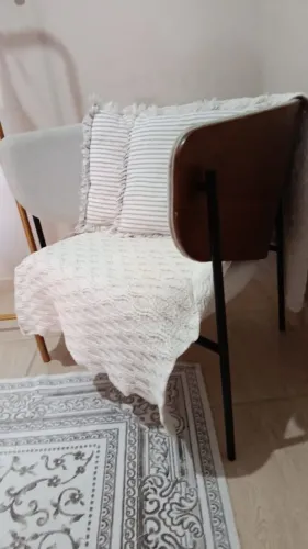 Vendo poltrona, linha assinada, tecido linho tipo A, encosto com lâmina de madeira maciça
