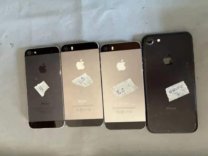 Lote 4 iphones para retirada de peças Não liga