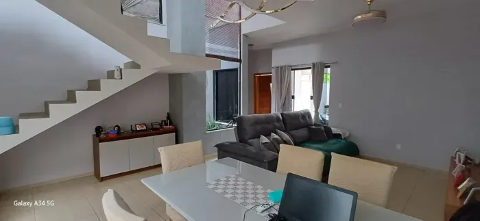Sobrado para venda tem 110 metros quadrados com 3 quartos em Vista Alegre - Taubaté - SP