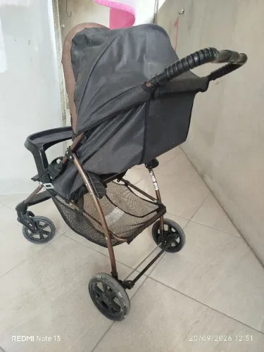 Carrinho de bebê semi-novo 