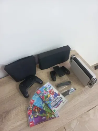 Nintendo Switch OLED + Controle Pro + Capa ante poeira + Jogos