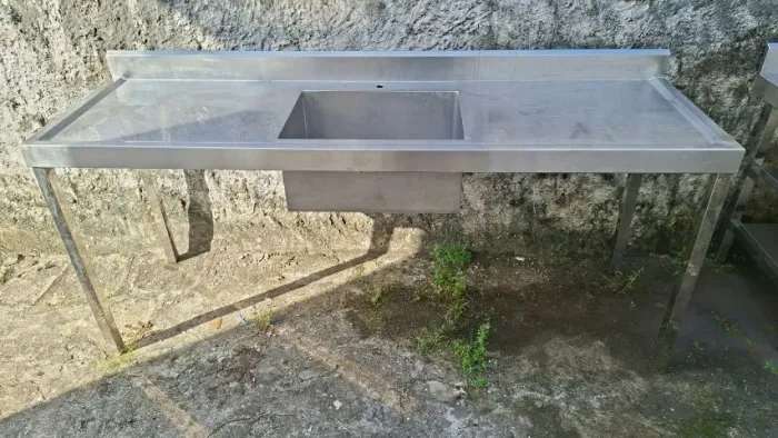 Bancada de inox 304. Com cuba. Medidas: 2mx60cm Em excelente estado. Valor: 2.300,00 reais