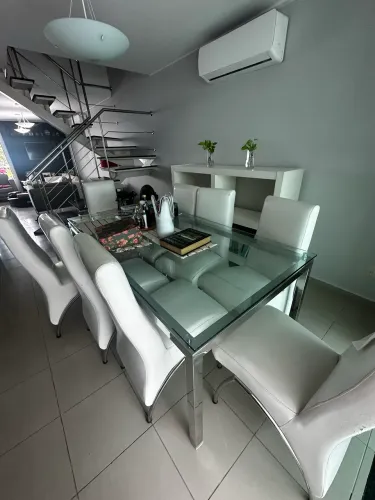 Mesa de jantar de vidro com 8 cadeiras