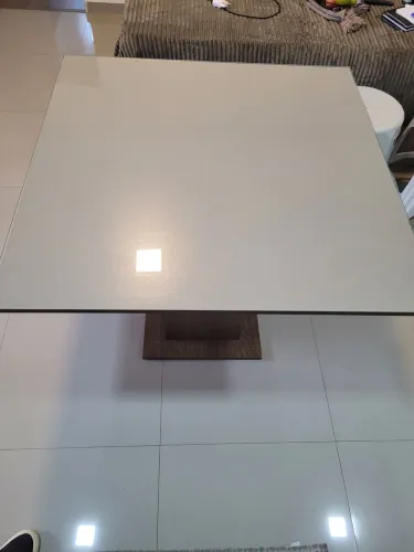 Mesa em MDF com tampa de vidro