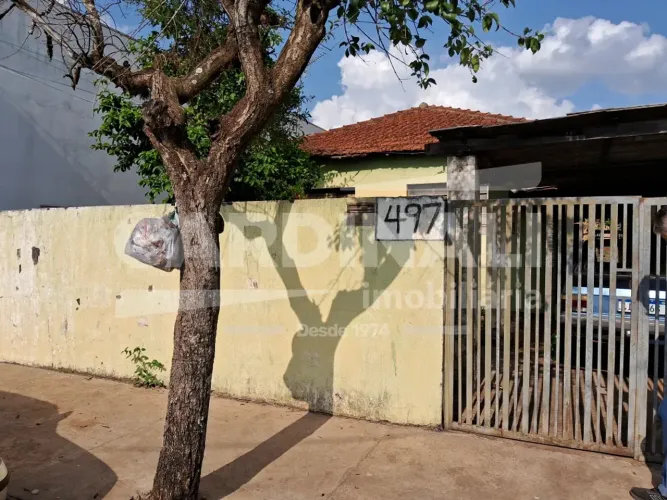 Casa no centro de Américo Brasiliense, com amplo terreno. Ótima oportunidade de investimen