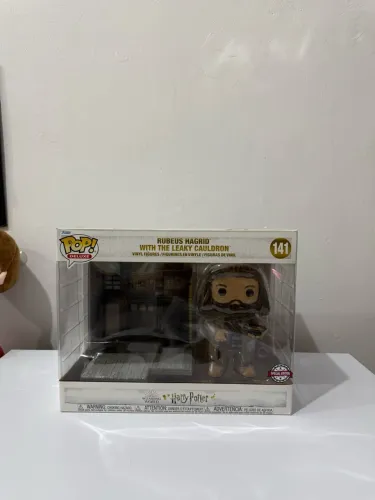Funko Pop! Deluxe: Rubeus Hagrid with The Leaky Cauldron (#141)