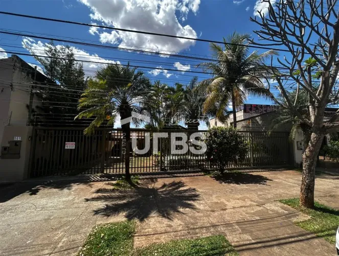 Casa a venda no Setor Vila Nova - com 542 metros de terreno - 4 quartos - Na Avenida A