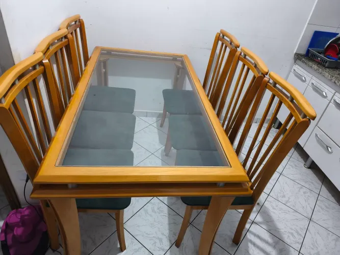 Mesa  jantar de madeira,com 6 cadeiras e tampão de vidro 