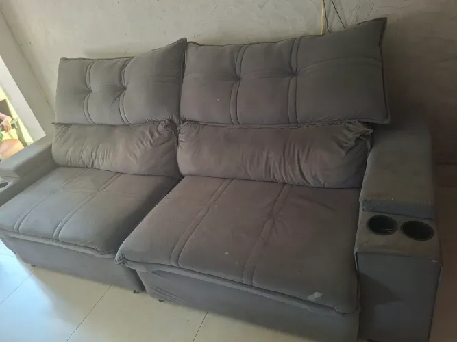 Sofa 2 lugares suede retrátil. Em perfeitas condições.