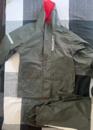 Vendo capa de chuva unissex seminova tamanho P da LS 2 impermeável para motociclista