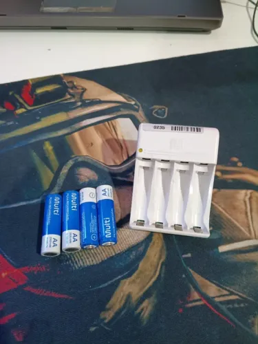 Carregador de Pilhas da marca Multi + 4 pilhas recarregáveis