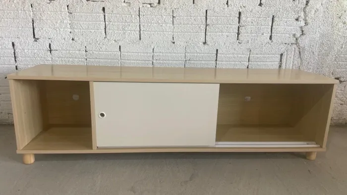 Rack compacto em MDF 2 portas de correr, em ótimo estado de conservação.