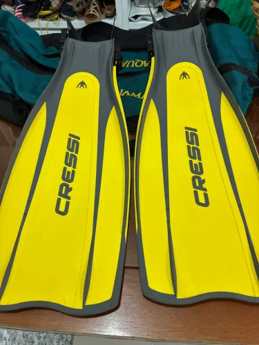 Par de nadadeira (pé de pato)para mergulho marca cressi