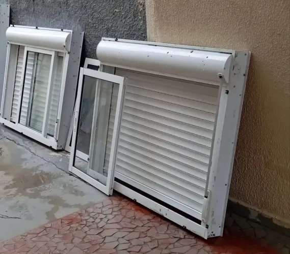 Duas janelas com persiana em alumínio branco completas.