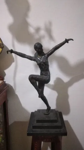 Estatueta estilo chimparus em bronze