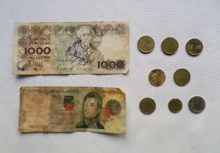 P/ Colecionador - Kit Numismata c/ 8 Moedas + 2 Cédulas (Escudo e Peso) Antigas - Usado 