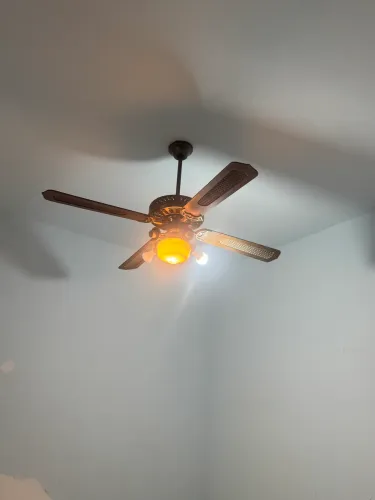 Ventilador de teto nostálgico antigo