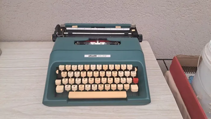 Máquina de datilografia antiga Olivetti College usada 