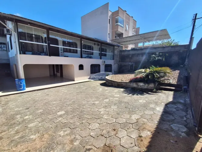 Casa 3 dormitórios disponível para locação no Bairro Salto do Norte Blumenau, SC.