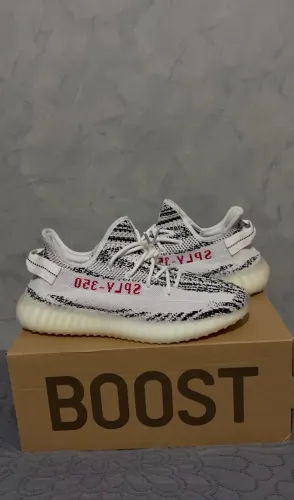 Tênis adidas Yeezy 350 V2
