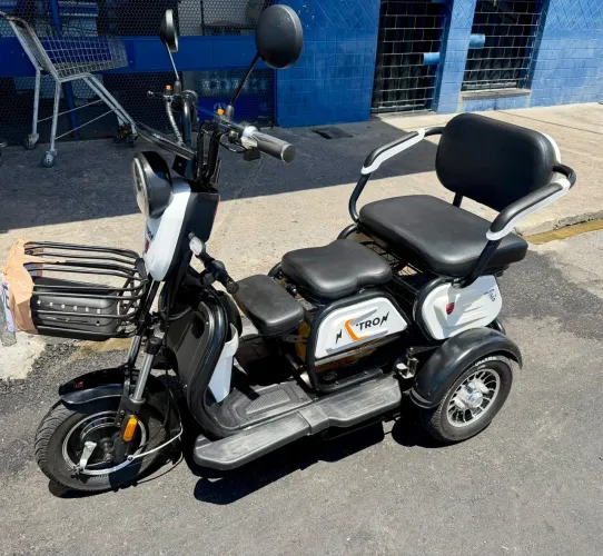 Moto Triciclo Elétrico Tron 1000w branca 3 lugares Sem CNH sem Ipva