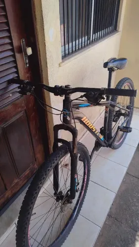 Bicicleta aro 29 funcionando tudo certinho precisa de uma revisão