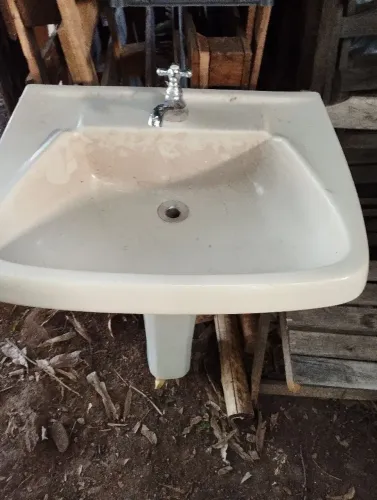 Conjunto pra banheiro louça com torneira.