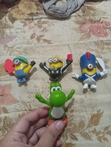 Lote de Bonecos Colecionáveis - Minions (McDonald's) + Yoshi (Super Mario)