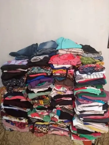 Roupas para bazar. Vendo um lote fechado com 200 peças variadas, no valor de 280 reais. 