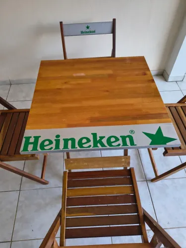 Mesa Heineken com cadeiras 