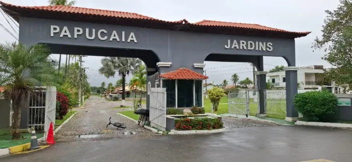 Lote de 300m2 em lindo condomínio arborizado.