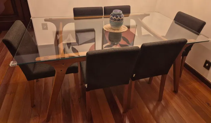 Mesa de jantar de seis lugares e cadeiras Tok&Stok 