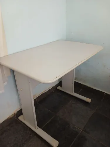 Mesa/Escrivaninha- R$ 150,00 (negociável)